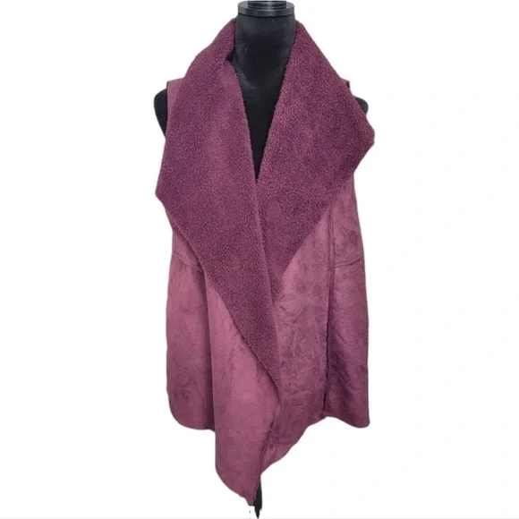 Susina burgundy sherpa lined faux suede vest size M
